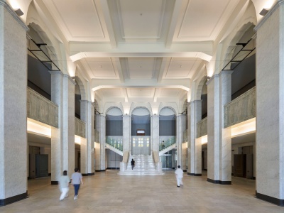 無料ゾーンの中央ホール。